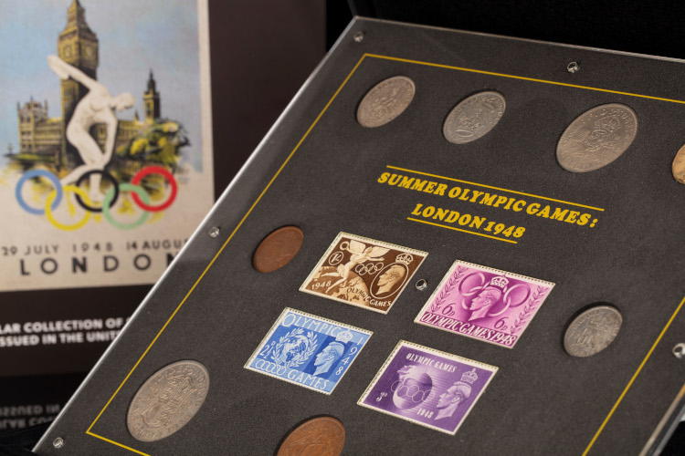 Nærbilde av Sommer OL 1948 settet med mynter og frimerker